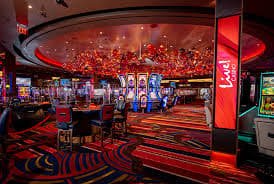 Platform kolam toto menampilkan berbagai kategori permainan termasuk sepak bola, live-dealer, dan slot di antarmuka mobile